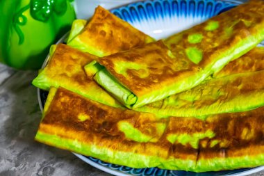 Shawarma sandviçi taze lavaş. Geleneksel Orta Doğu atıştırması, kebap ruloları..