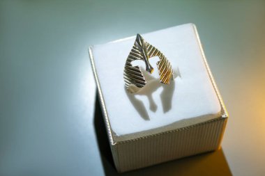 Lüks adamlar mücevher kutusu tarzında çalar.