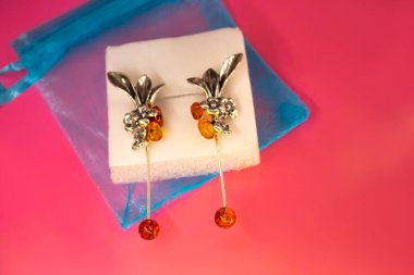 Mücevher kutusu tarzında lüks gümüş küpeler.