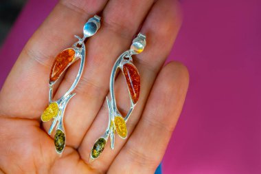 Lüks gümüş küpeler elinde