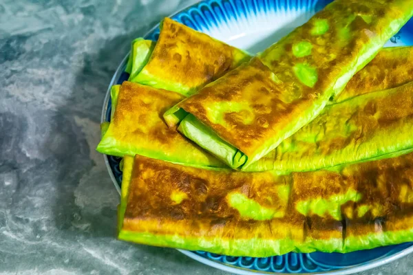 Shawarma sandviçi taze lavaş. Geleneksel Orta Doğu atıştırması, kebap ruloları..