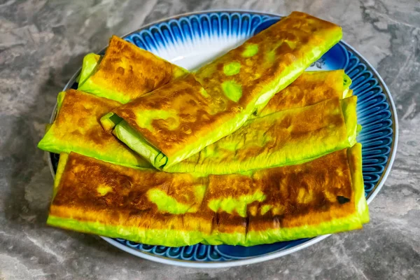 ラバシュのシャワルマサンドイッチ新鮮なロール伝統的な中東のスナック ケバブロール — ストック写真