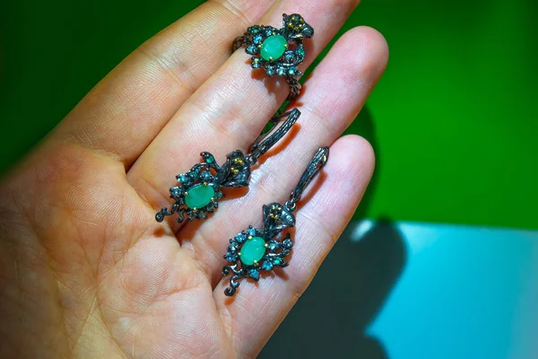 Ασημένια Δαχτυλίδια Και Σκουλαρίκια Ελαφρύ Φόντο Πάνω Όψη Γυναικεία Κοσμήματα — Φωτογραφία Αρχείου