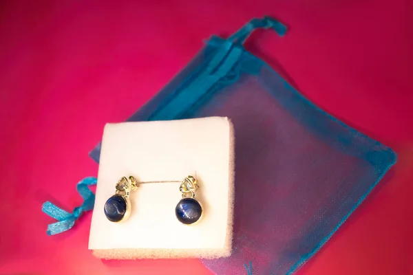 珠宝盒老式风格的豪华银耳环 — 图库照片