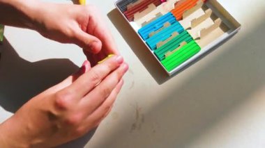 Beyaz arka planda izole edilmiş renkli plastik çubuklar. Çocuklar için gökkuşağı modelleme kil oyunu ve yaratıcılık.