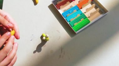 Beyaz arka planda izole edilmiş renkli plastik çubuklar. Çocuklar için gökkuşağı modelleme kil oyunu ve yaratıcılık.