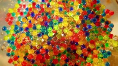 Bardakta bir sürü küçük jöle topları var. Çok renkli şeker topları. Renkli Hidrojel Topları veya Su Kristali Jölesi Çiçek, Bitki veya Ev Dekorasyonu Toprağı