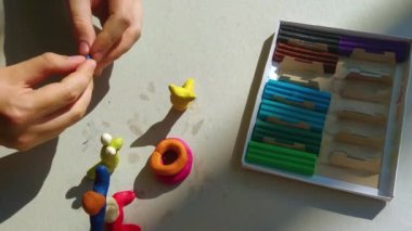 Beyaz arka planda izole edilmiş renkli plastik çubuklar. Çocuklar için gökkuşağı modelleme kil oyunu ve yaratıcılık.