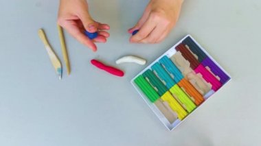 Beyaz arka planda izole edilmiş renkli plastik çubuklar. Çocuklar için gökkuşağı modelleme kil oyunu ve yaratıcılık.