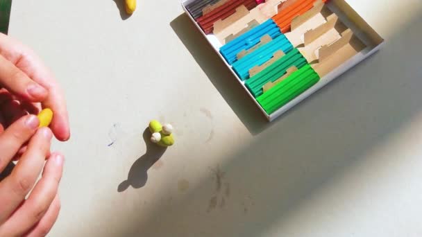 Beyaz Arka Planda Izole Edilmiş Renkli Plastik Çubuklar Çocuklar Için — Stok video