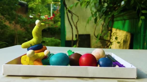 白い背景に隔離されたカラフルなプラスチック棒のセット 子供の遊びと創造性のためのレインボーモデリング粘土作品 — ストック動画