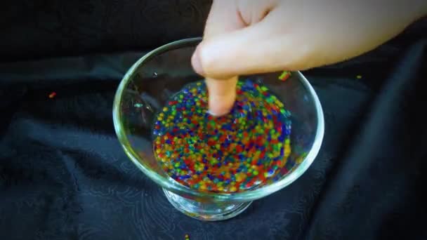 Viele Kleine Gummibärchen Glas Bunte Bonbonbons Bunte Hydrogelkugeln Oder Aqua — Stockvideo