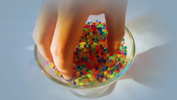 Veel Kleine Gelei Ballen Het Glas Veelkleurige Snoepballen Kleurrijke Hydrogel — Stockvideo