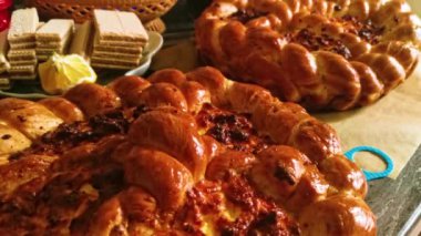 Masada taze ev yapımı ekmek.