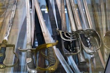 16. ve 17. yüzyıllardan kalma Rapier kılıçların kabzaları.