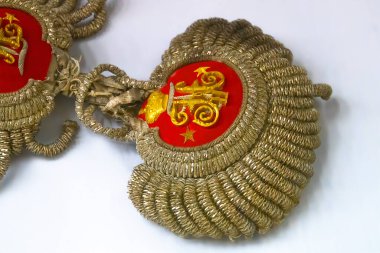 Yakın plan altın antika apoletler.