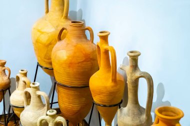 Kil sürahiler, eski seramik vazolar.