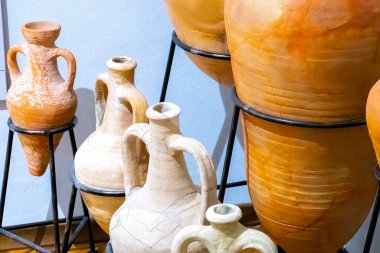 Kil sürahiler, eski seramik vazolar.