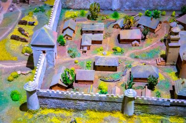 Köydeki küçük evlerin yerleşimi.