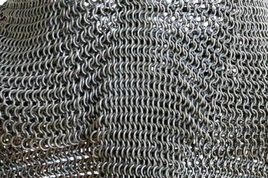 Zırh zinciri dokusu. Halka ya da zincirli çelik posta arkaplanı. Bir doku olarak zincir posta halkaları satırları.