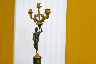 Klasik bronz şamdan. Antika bir şamdan, bronz mum ağacı. Bir fotoğraf stüdyosunda altın şamdan..