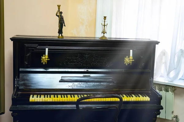 Beautiful Old Wooden Piano Black Finishes Spotlight Illuminates Its Design — 图库照片