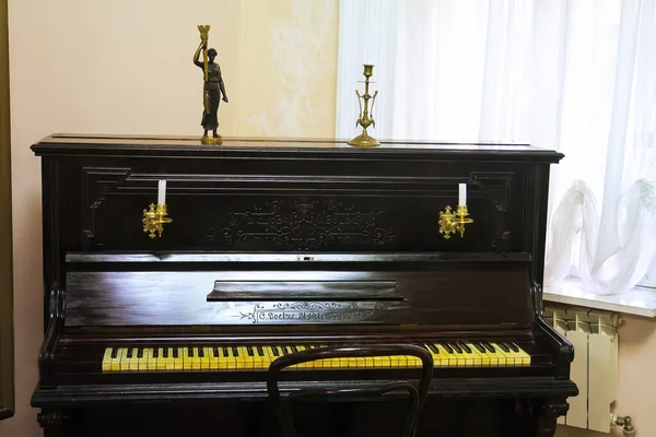 Beautiful Old Wooden Piano Black Finishes Spotlight Illuminates Its Design — стоковое фото
