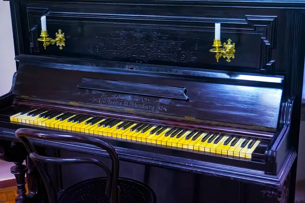 Beautiful Old Wooden Piano Black Finishes Spotlight Illuminates Its Design — Φωτογραφία Αρχείου