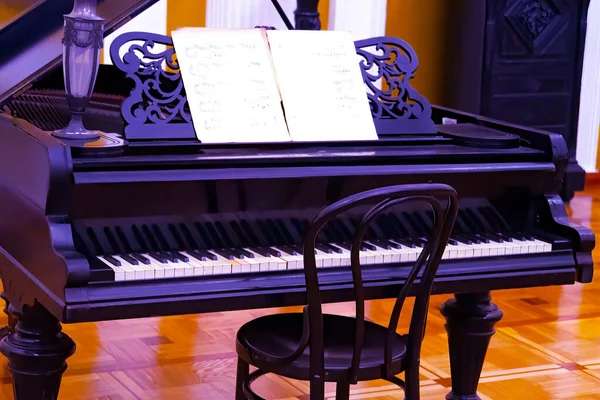 Beautiful Old Wooden Piano Black Finishes Spotlight Illuminates Its Design — 스톡 사진