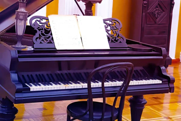 Beautiful Old Wooden Piano Black Finishes Spotlight Illuminates Its Design — Stok fotoğraf