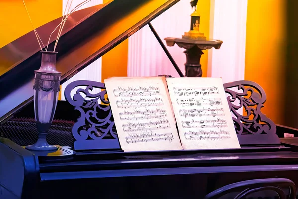 Beautiful Old Wooden Piano Black Finishes Spotlight Illuminates Its Design — Stockfoto