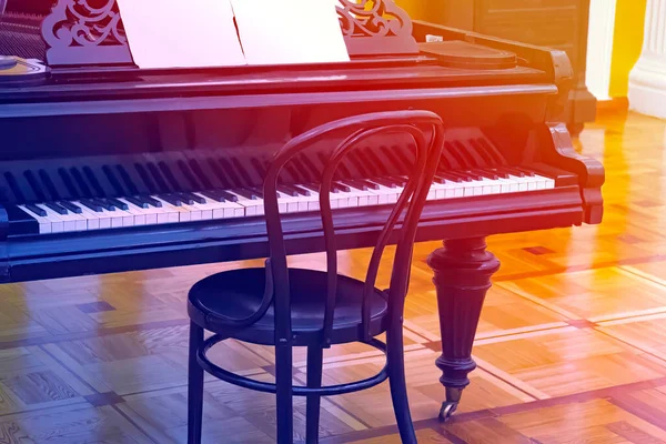 Beautiful Old Wooden Piano Black Finishes Spotlight Illuminates Its Design — Stockfoto