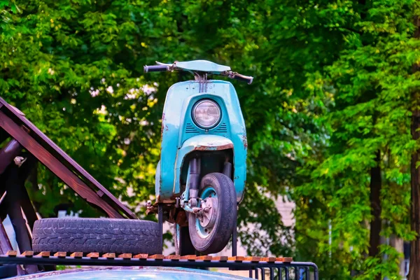 Vintage Light Blue Scooter Retro Style Stands Alley — стоковое фото