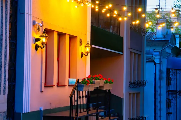 Evening City Landscape Garland Background Flower Beds Street Decorated Lamps — Foto de Stock