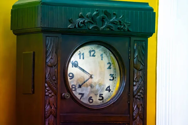 Old Vintage Clock Yellow Background — Stock Photo, Image