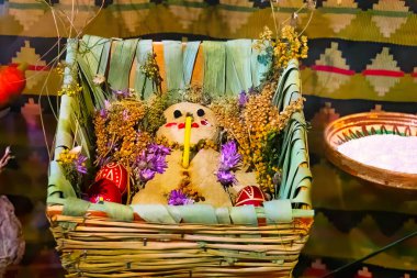 Geleneksel el yapımı pipet bebek, eski moda el yapımı oyuncak bebek.