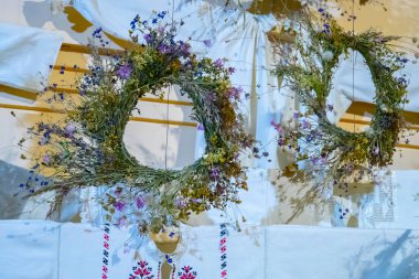 Beyaz etnik gömlek ve çiçek desenli beyaz gömlek ve çiçek çelengi