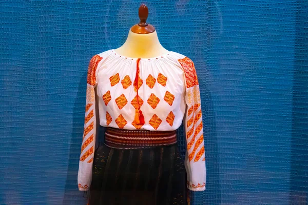 Традиционная Молдавская Одежда Вышитая Цветными Женщинами Мужских Рубашках Вышитых Рубашек — стоковое фото