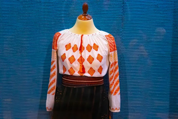 Traditionele Moldavische Kleding Geborduurd Met Gekleurde Vrouwen Herenoverhemden Van Geborduurd — Stockfoto