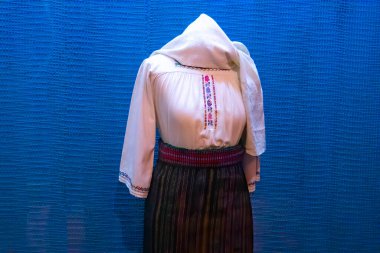 Geleneksel Moldova kıyafetleri, erkek gömleklerine işlenmiş renkli kadınlarla işlenmiş..