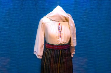 Geleneksel Moldova kıyafetleri, erkek gömleklerine işlenmiş renkli kadınlarla işlenmiş..