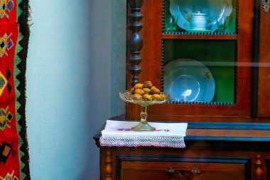 Masada ceviz olan yakın çekimli vazo.