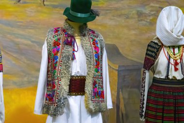 Geleneksel Moldova kıyafetleri, erkek gömleklerine işlenmiş renkli kadınlarla işlenmiş..