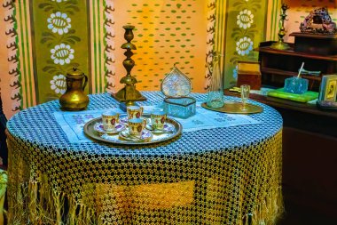 Geleneksel İngiliz çayı için küçük yuvarlak masa setinin eski fotoğrafı 