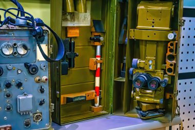 Radyo alıcılarıyla askeri iletişim alıcısı veya radyo iletişim kontrolü