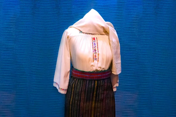 남성용 셔츠를 여성들로 수놓은 몰도바의 — 스톡 사진