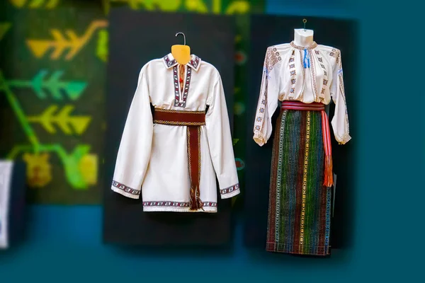 Традиційний Молдавський Одяг Вишитий Кольоровими Жіночками Чоловічих Сорочках Вишитого Сорочки — стокове фото