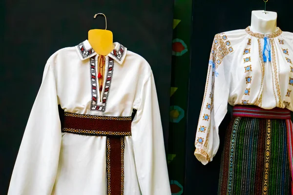 伝統的なモルドバの服は刺繍シャツの男性のシャツに色の女性で刺繍 — ストック写真