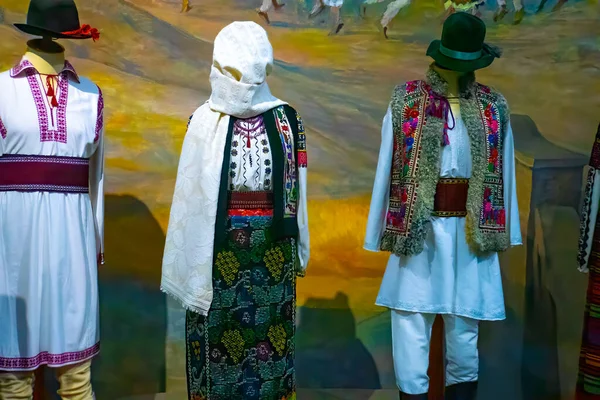 Roupas Tradicionais Moldavas Bordadas Com Mulheres Coloridas Camisas Masculinas Camisa — Fotografia de Stock