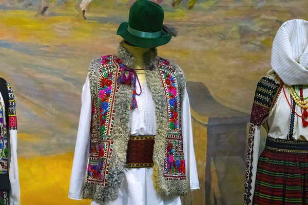 Perinteinen Moldovan Vaatteet Kirjailtu Värillinen Naisten Miesten Paidat Kirjailtu Paita — kuvapankkivalokuva
